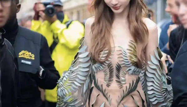 baby复出模特老本行？转身在巴黎时装周封神！