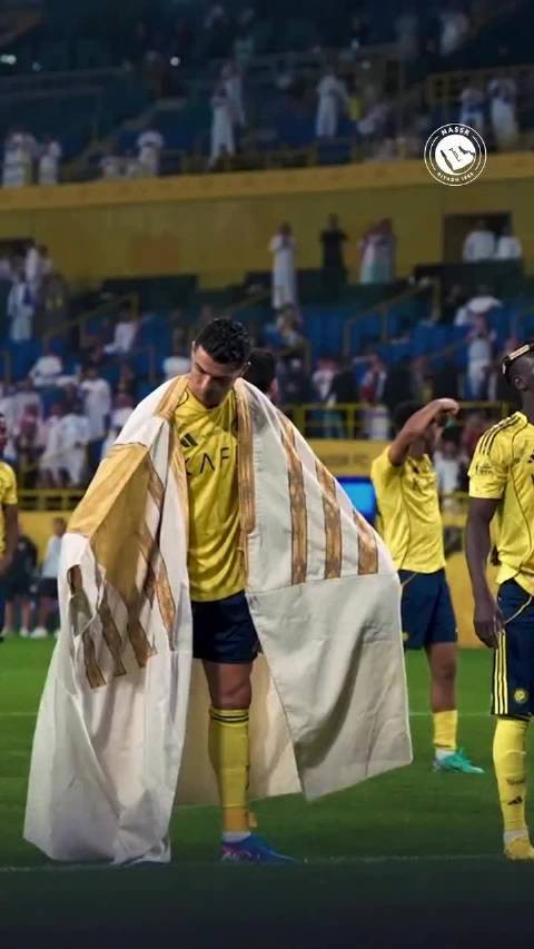 像超人披上了披风 像神祇归位