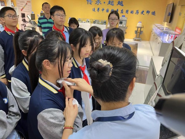 播撒科学种子 点燃科技梦想 激发新质生产力——湖北器械院成功举办“数往知来,‘心’益求新”高端医疗器械科技之旅活动