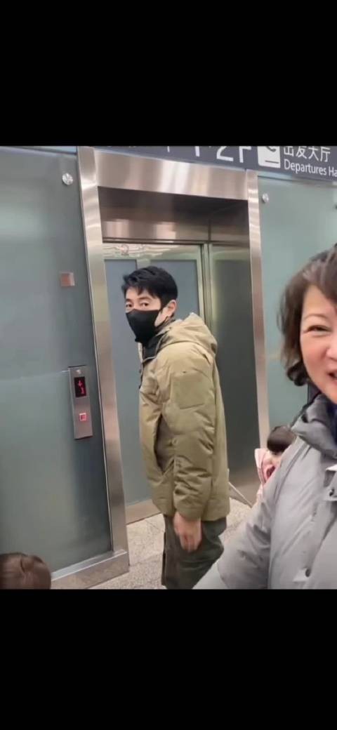 撒贝宁带妻孩回北京被偶遇了！