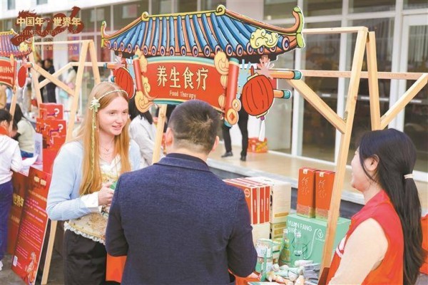 新春游园 外国友人跟着唱京剧