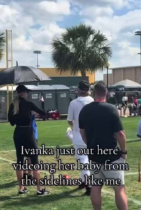 伊万卡·特朗普因为把手机放在一个出人意料的地方而又走红网络