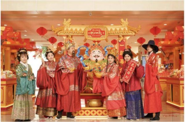 北京商场惊现汉服财神,巡游送福年味浓浓|新春走基层