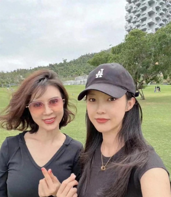 51岁金巧巧在海南三亚旅游被偶遇,戴着眼镜,身材又高又瘦!