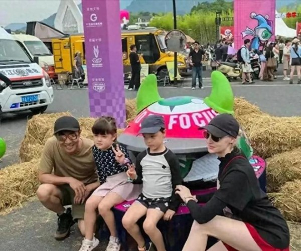 年初七，撒贝宁一家到沈阳舅家跑亲戚，老婆李白是模特身材太漂亮