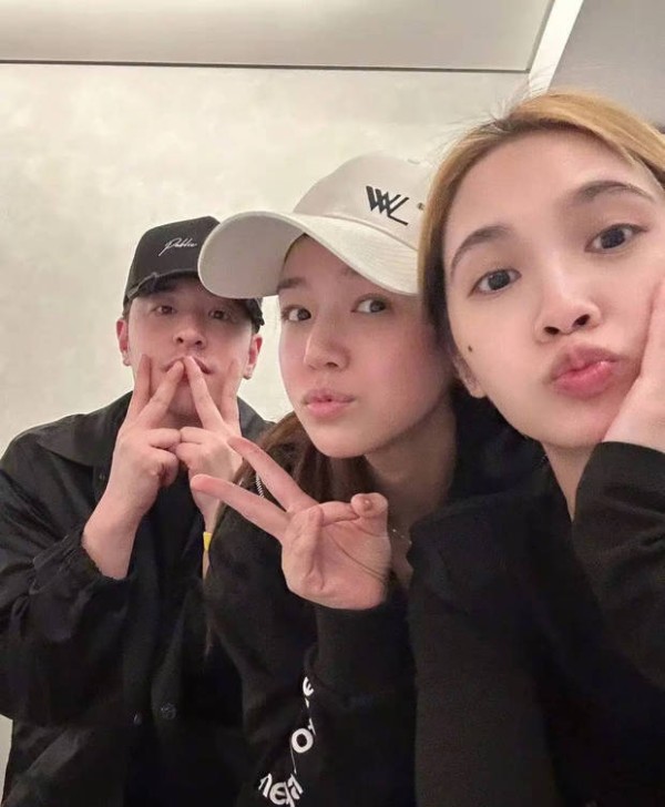 杨丞琳、潘玮柏、陈妍希三人同框搞怪又可爱。