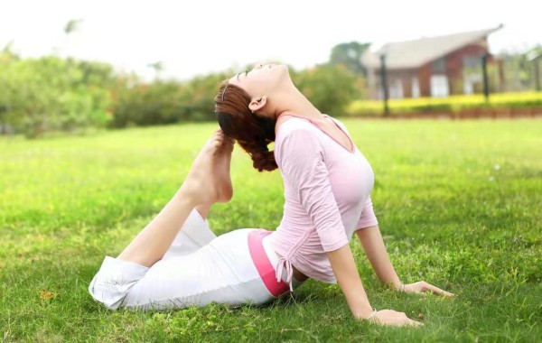 晨练坚持3式瑜伽动作，延展肩背，唤醒身体，健身的同时还能塑形