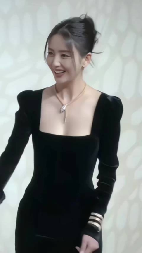 佟丽娅捂胸口的那一瞬间，看着真的是太软了