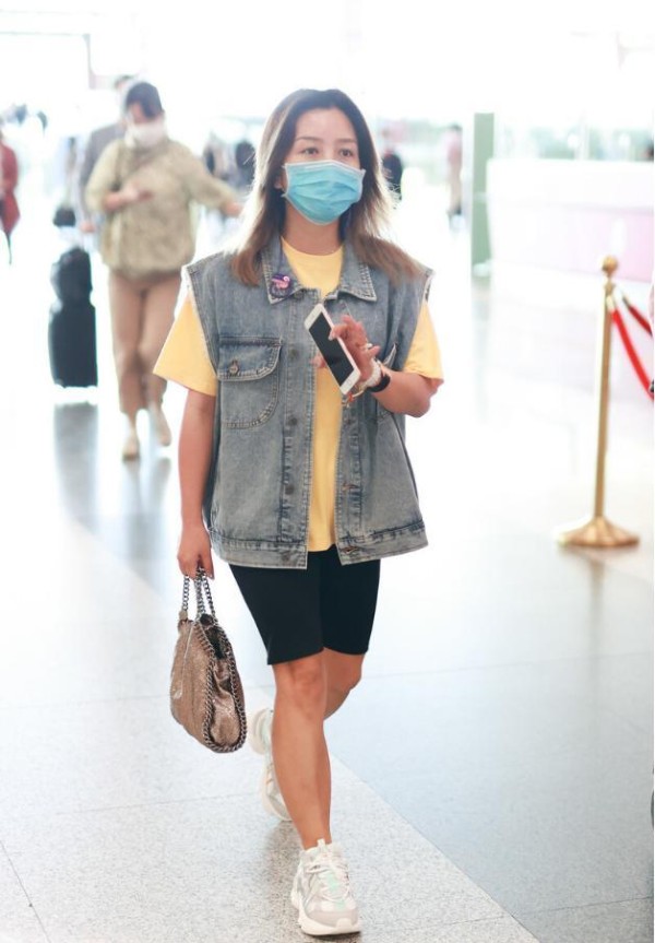 何洁瘦了更有魅力，穿健美短裤也不显肌肉，看不出是生过娃的人