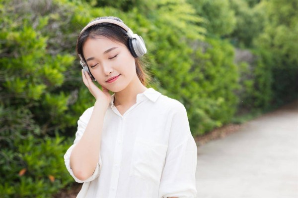 已婚女人对你有好感，才会有的小动作