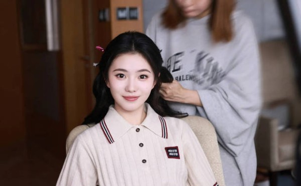 搜狐娱乐讯 近日,刘浩存一组化妆间花絮曝光。她身穿学院风针织衫,做妆发时神态灵动,尽显少女清新感。