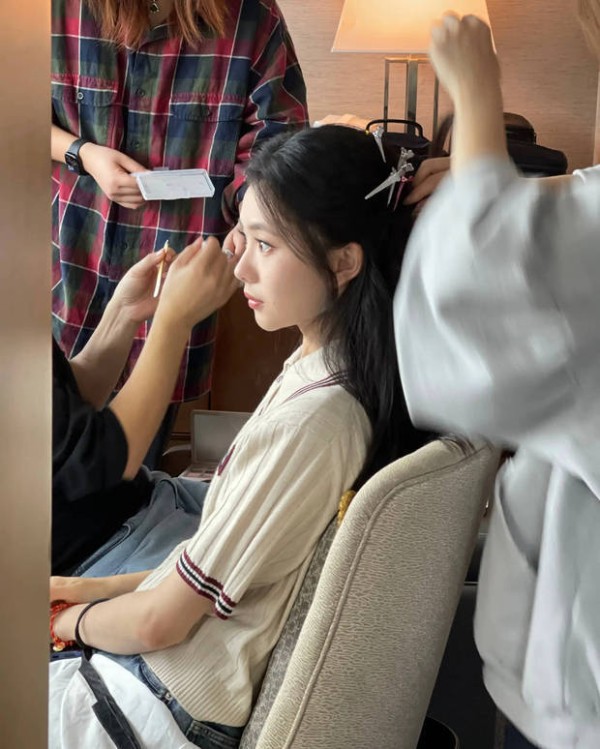 刘浩存黑长直配发夹少女感满满。