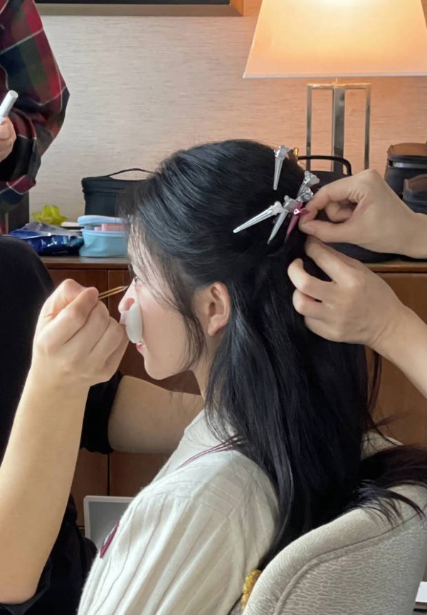 刘浩存整理妆容,状态松弛又显清新。