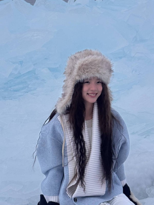 搜狐娱乐讯 2月25日,欧阳娜娜在社交平台分享自己的假日随拍,照片里的她戴着厚厚帽子,在雪地甜笑。