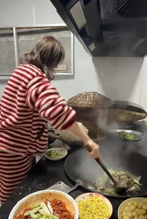 李亚鹏前妻回娘家过年，住村里山上大别墅，三层楼院子大到能跑步