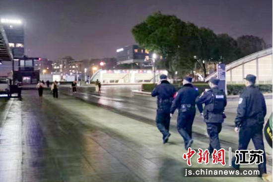 夜色中，民警们在南京火车站广场上巡逻。南京铁路公安处南京站派出所 供图