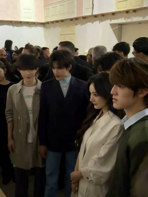 时尚芭莎香港ins发布，杨幂Prada大秀优雅入场，内场和登陆少年合影