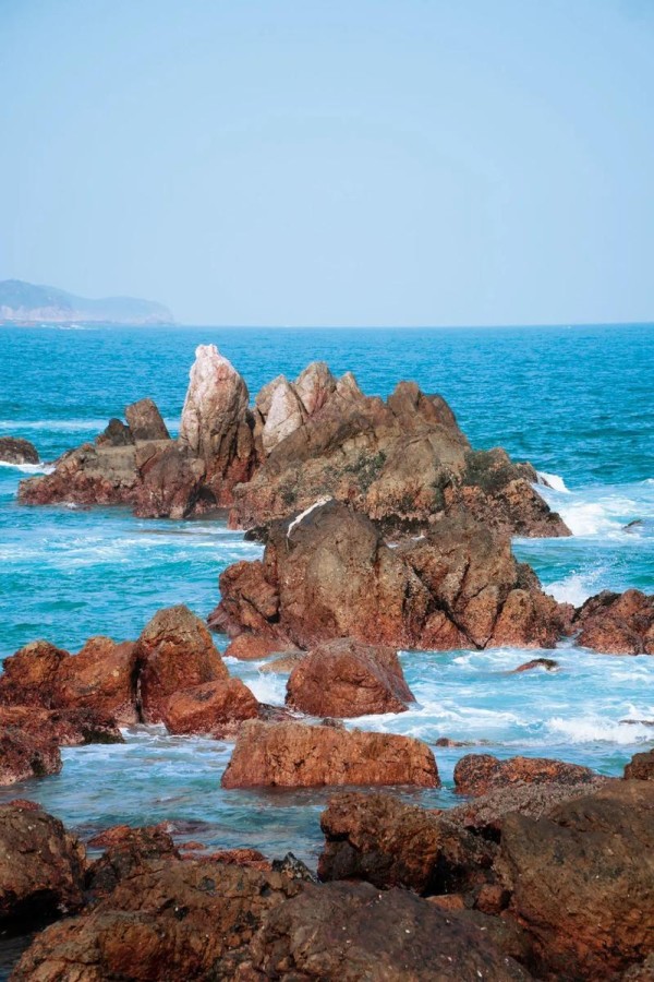 深圳西涌海滩游玩全攻略，必看！  位置：深圳大鹏半岛西涌海滩旅游景区  出行方式：公交出行可以根据具体沙滩选择最近的公交站下车，推荐自驾，附近有停车场，收费合理且方便。 ️ 门票：每人每天一次28元，多次进出35元，门票通用。 ⚠️ 游玩指南： 1️⃣ 四号沙滩 ⏰ 开放时间：8:30-凌晨2:00（24:00停止检票） 这里是冲浪爱好者的天堂，有滑板冲浪、海上冲浪等项目，偶尔还有音乐会，氛围超棒~ 2️⃣ 三号沙滩 ⏰ 开放时间：8:30-24:00 这里是大型游泳区，适合下水游泳‍♂️，喜欢游泳的朋友一定不要错过。 3️⃣ 二号沙滩 ⏰ 开放时间：8:30-22:00（21:00停止检票） 这里有很多沙滩项目，如沙滩排球，还有帐篷⛺️，适合露营野餐，吹吹海风，享受大海和沙滩的乐趣。 4️⃣ 一号沙滩 ⏰ 开放时间：5:00-24:00（23:00停止检票） 这是潜水专用沙滩，乘坐快艇两三分钟即可到达情人岛，体验浮潜，观赏海底生物，还可以玩卡丁船等海上项目。  住宿推荐：蜜悦•深圳蓝白圣岛悬崖泡池美宿 距离西涌沙滩自驾约二十分钟，交通便利。民宿建于悬崖海边，房间自带拍照绝美出片的洞穴泡池，艺术设计与蓝白配色相结合，是夏日不可错过的浪漫空间。玩了一天后，躺在泡池里观山看海，享受轻松时光。-有驾