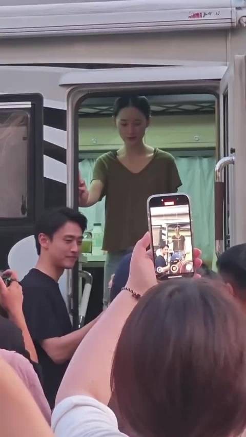 姐夫都下班回去了，还要专门跑回来陪姐姐杀青