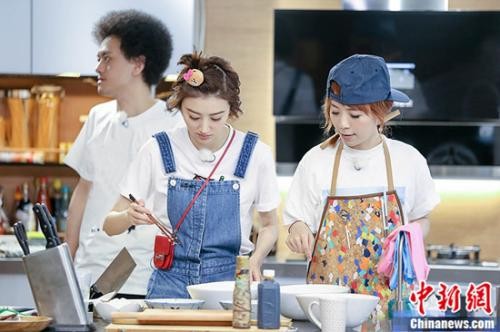 《青春旅社》王源赵英俊践行公益 李静戴军回忆友谊趣事