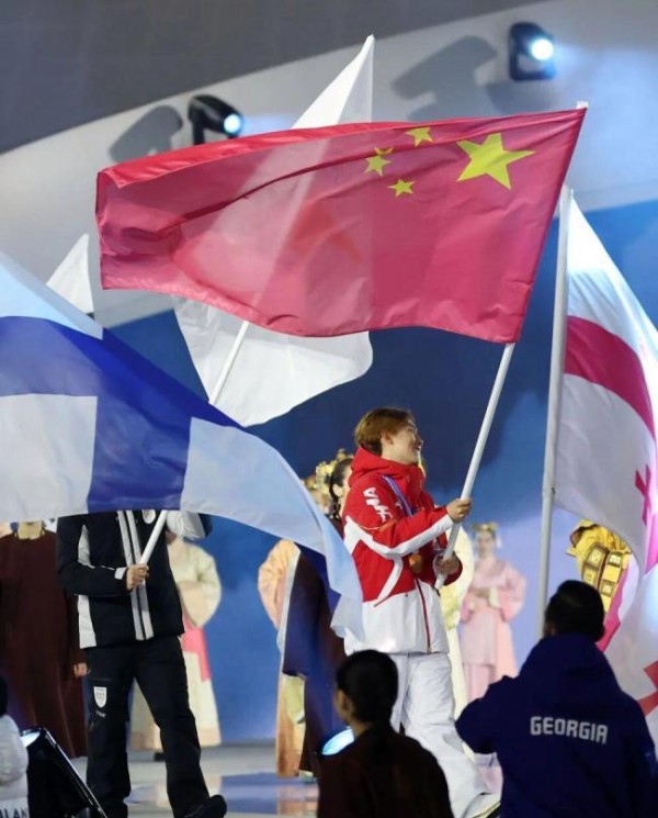 苏翊鸣亮相冬奥会闭幕式