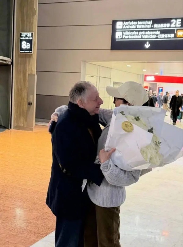 杨紫琼在机场与老公拥吻 两人感情热烈浪漫