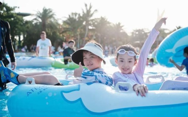 小酒窝牵继父手三亚玩水，张维伊抱她很有分寸，董璇二婚眼光不错