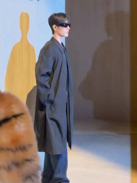 Gucci大秀内场，所有光指向的唯一方向：肖战@肖战 @GUCCI ， 肖战 这很齐夏