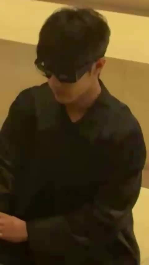 肖战亮相媒体拍摄,先锋酷飒,瞩目登场