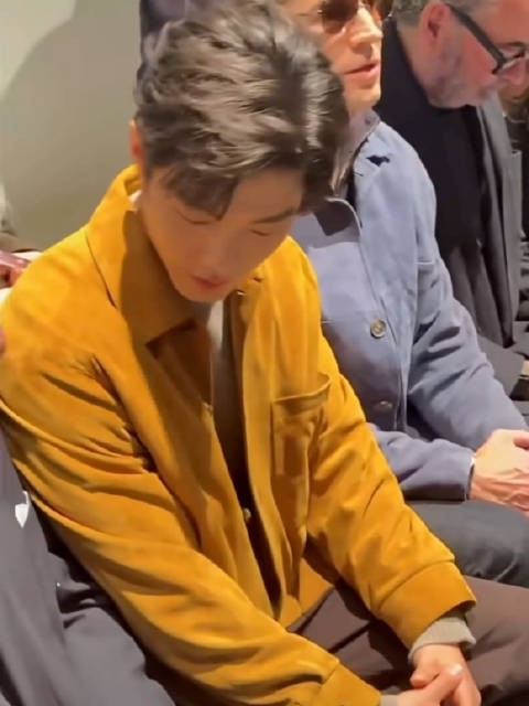 哈哈哈哈哈好可爱的一幕 TODS老爷爷给肖战展示翻盖手机,肖战还震惊了一下