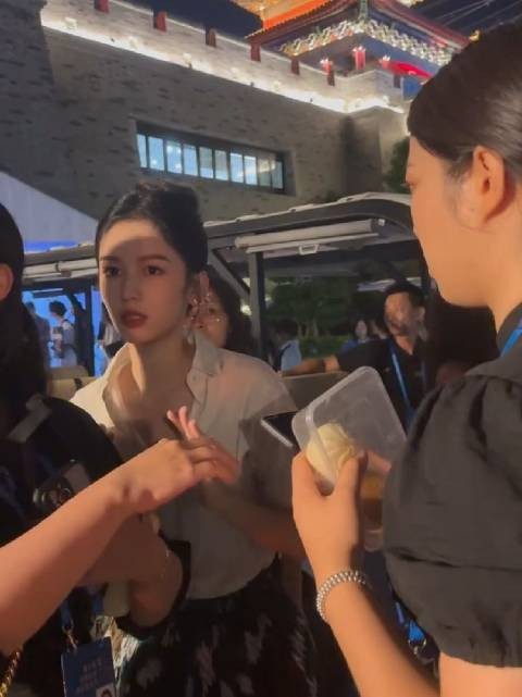 如果周也来求助我的话，我怕我会忍不住把她带回家 （只敢做梦口嗨一下 ）