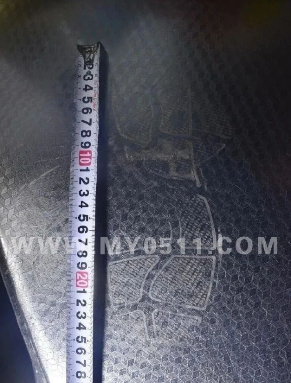 女子旅游归来发现金饰不见，男友却着急去擦厨房的脚印并否认盗窃：只是去拿充电器