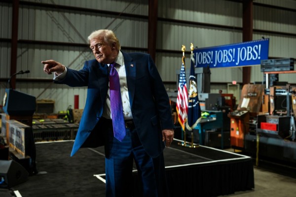 President Donald Trump poses with guests before departing Coose Steel Corporation in Rome, Georgia on Thursday, February 19, 2026, en route the Richard B. Russell Regional Airport.(Official White House Photo by Daniel Torok)