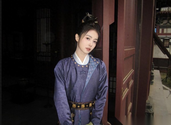 白鹿晒出深夜生活照引热议，现煮日常真实细节曝光，网友直言这才是接地气的明星生活