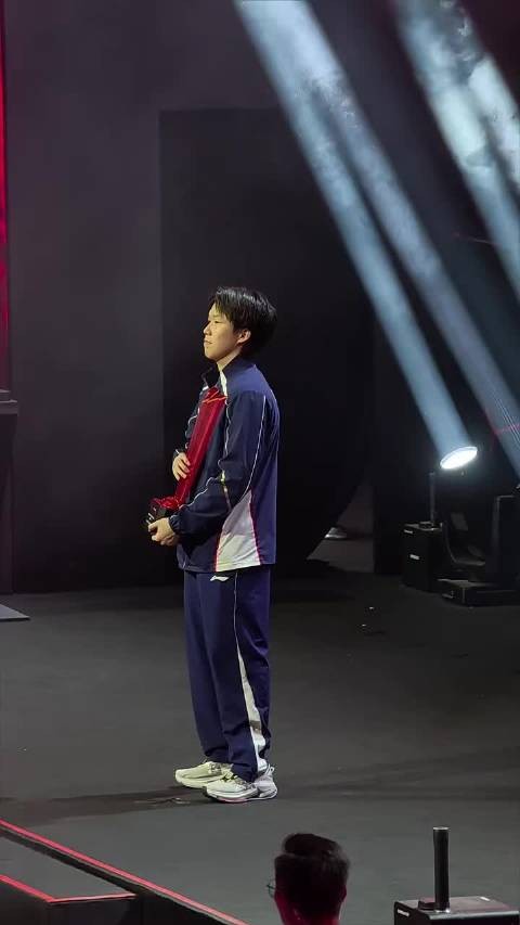 王楚钦孙颖莎夺冠后自拍互动，粉丝大笑抢镜