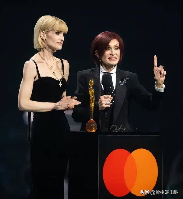 摇滚传奇奥兹走后，遗孀与爱女同框领奖，暴瘦的凯莉袒露真实人生