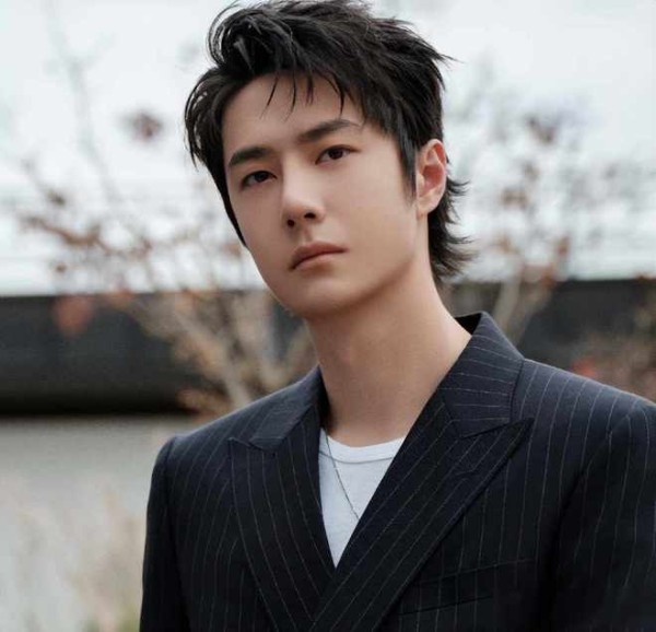 王一博刷屏，绯闻满天飞他一声不吭，攀岩绳上挂的是人设还是真相