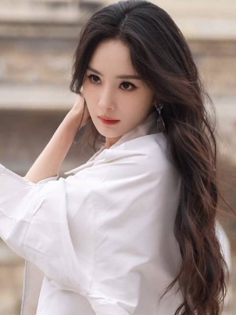 杨幂亮相米兰时装周，出任Prada品牌代言人