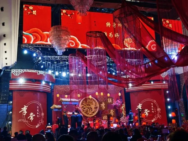 雅谷幽风:#综艺圈新焦点# #聊聊综艺# #娱乐热点新问题# #综艺节目权力榜# #畅聊热门综艺# #综艺节目评析# 2025春晚有不少看点。王菲时隔7年回归,她55岁嗓音依旧有穿透力,白色长裙优雅地演唱《世界赠予我的》,一亮相就成热搜话题。四大青衣蒋欣、宋佳、殷桃、闫妮登台,平均45岁的她们颜值高、观众缘好。还有惊喜之处,张艺谋的《秧BOT》将科技与传统秧歌结合,50万造价的机器人和演员完美配合...