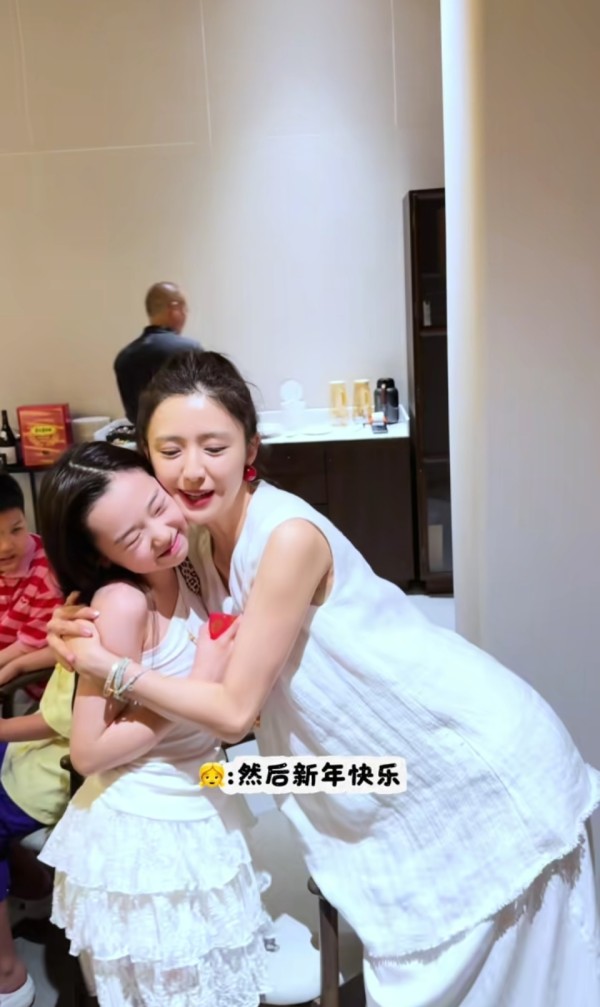 董璇女儿小酒窝晒春节假期视频，佟丽娅给她发压岁钱