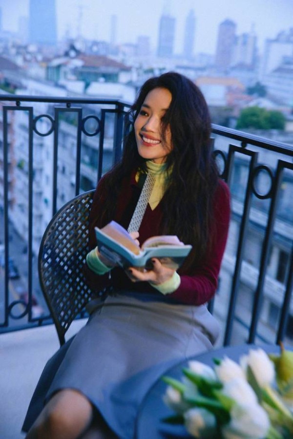 舒淇坐在阳台椅上，松弛文艺。