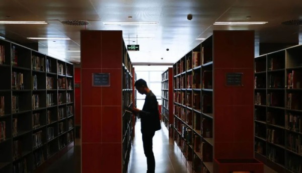 复旦教授发布《不必读书单》：有些书，多读无益