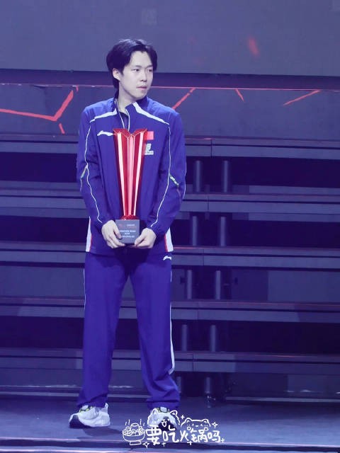 机场甜蜜互动,莎宝夫妇拌嘴拍照引关注