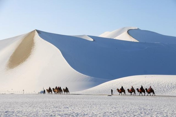 甘肃敦煌：入冬以来的首场降雪