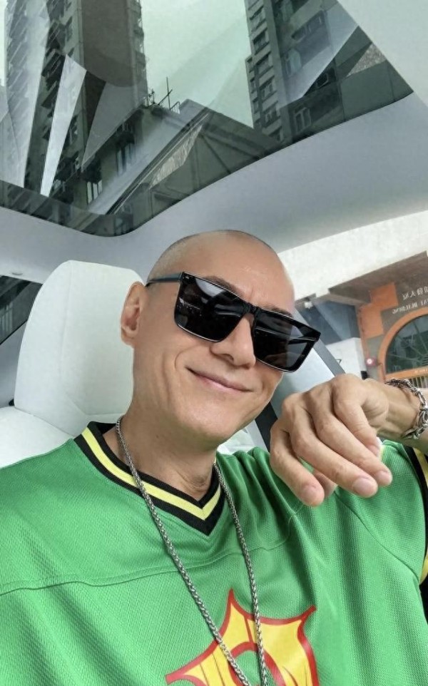 知名港星新年现身内地多个景区,被指瘦到皮包骨,网民质疑其患病