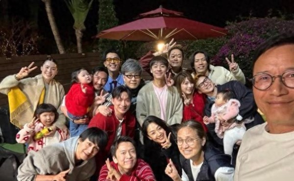 67岁苗侨伟带妻拜年，无滤镜状态封神，64岁戚美珍白发素颜太真实