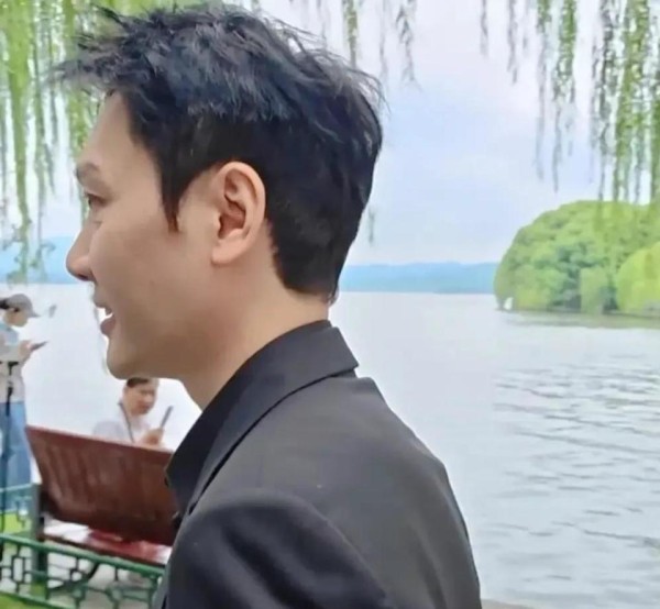 47岁冯绍峰在西湖边被偶遇，他穿着西装 面色红润，谦谦有礼似君子