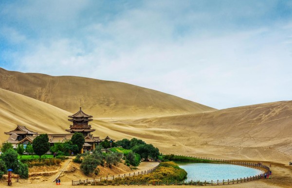 沙漠远征之旅：征服鸣沙月牙泉的壮丽沙丘与漫天飞沙！