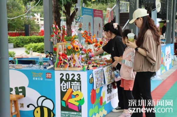 市民们参观集市。（记者&nbsp;邱伟斌摄）