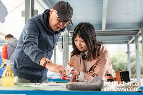 记者体验非遗拓片技艺。（记者&nbsp;邱伟斌摄）